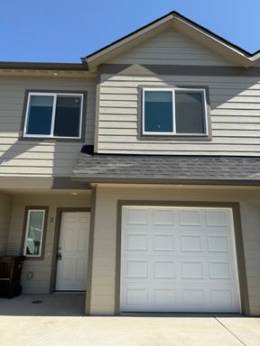 Charming 2 Bedroom Townhome - HALF OFF FIRST MONTHS RENT! – photo 1