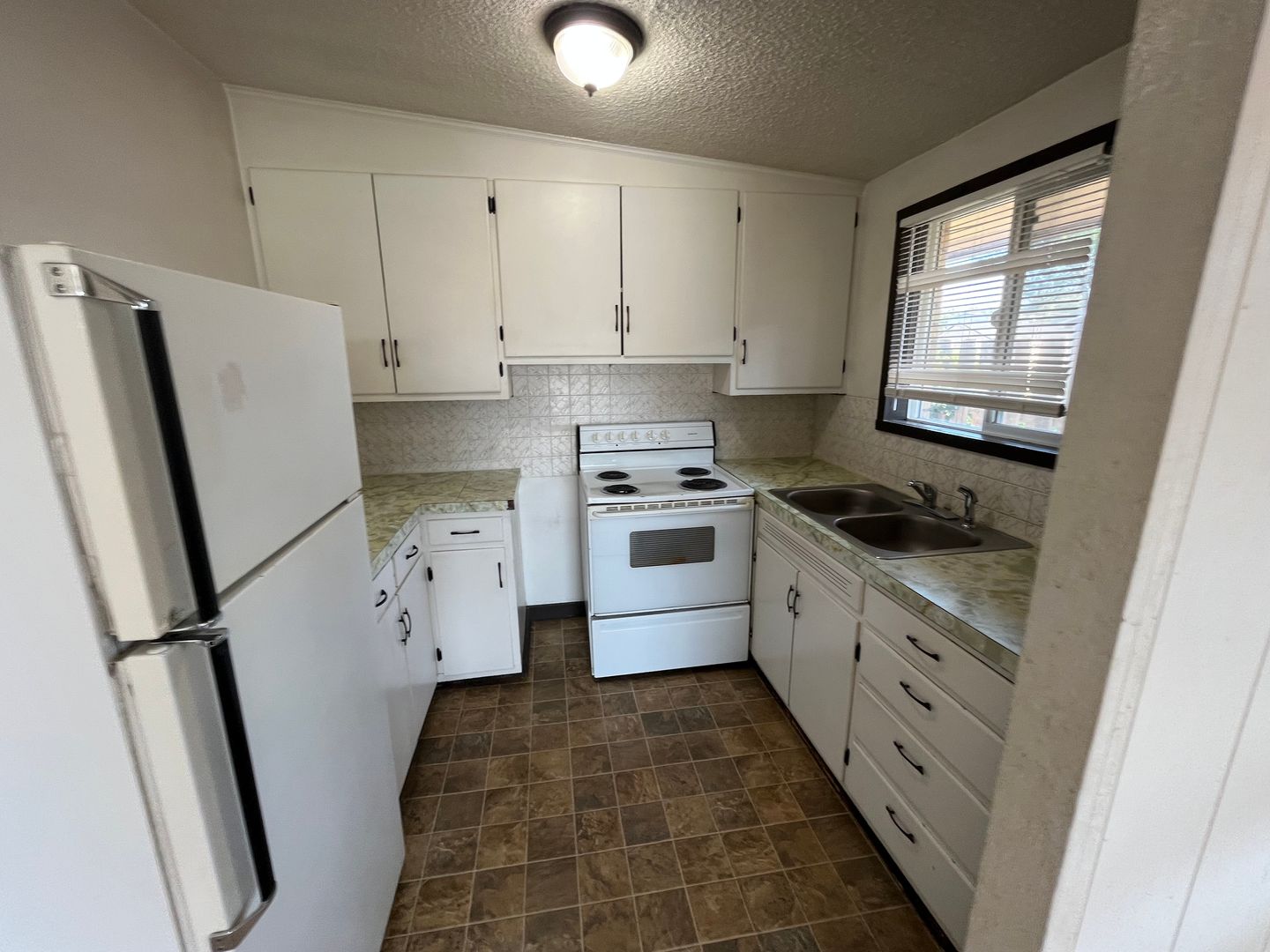 2 Bedroom Duplex Apartment Available Now! $300 move in credit Available! 9 of 12