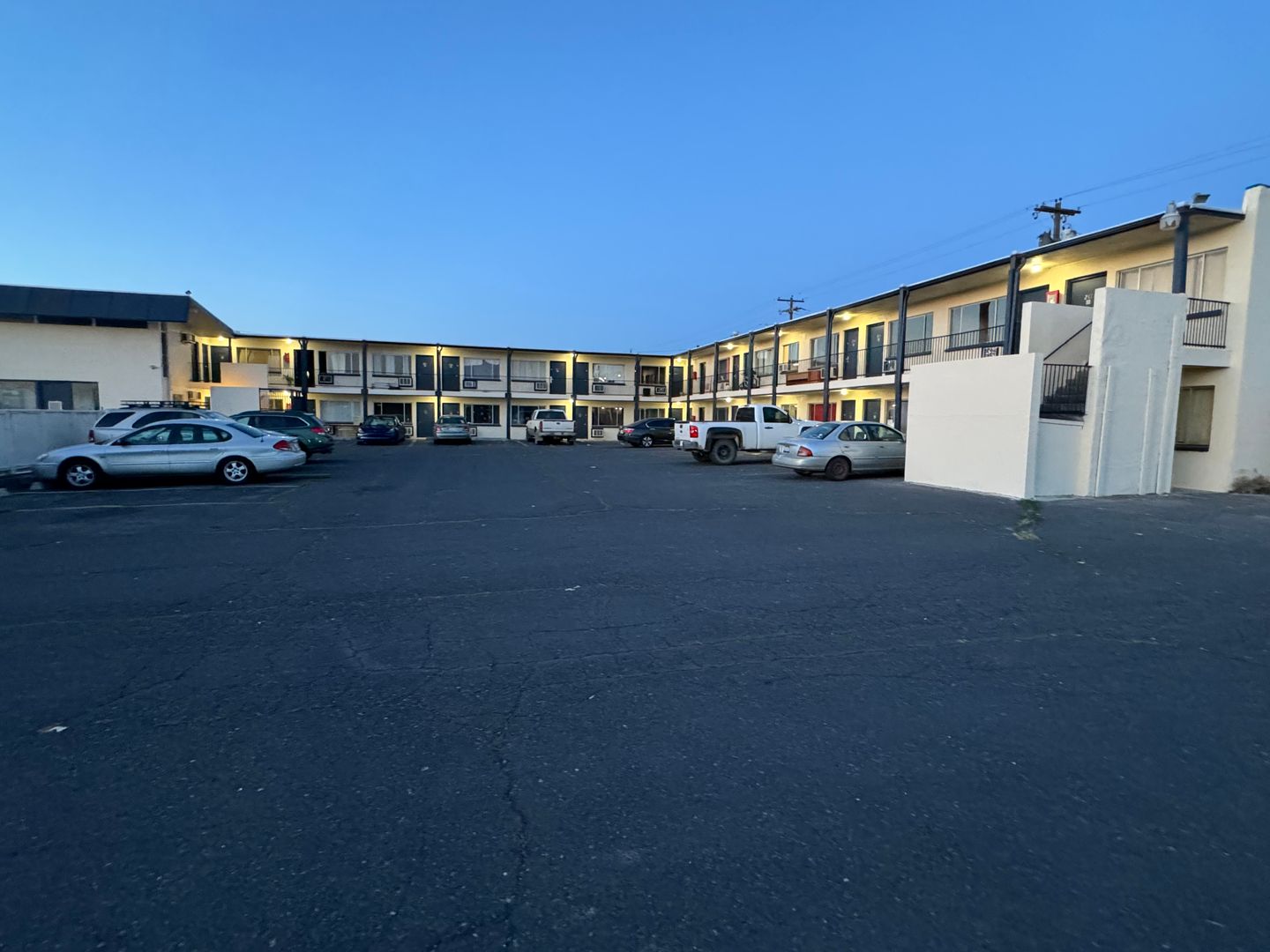 Moses Lake Apartment: 905 W Broadway Ave