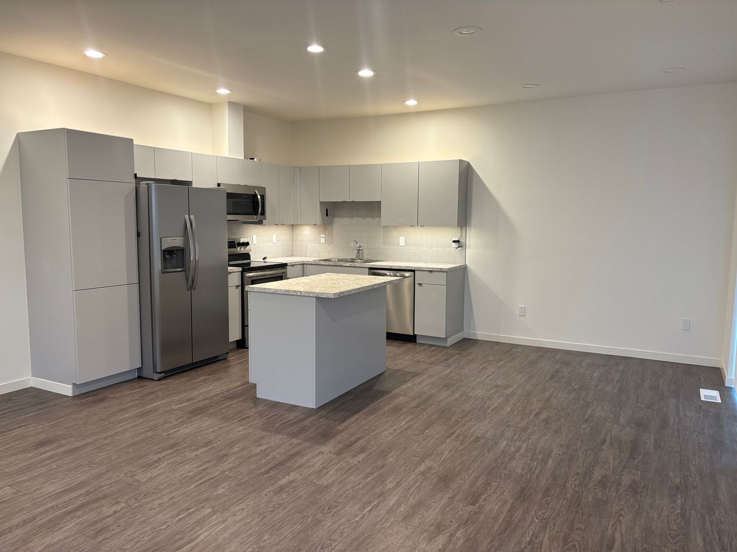 Yakima Apartment: 213 N 76th Ave