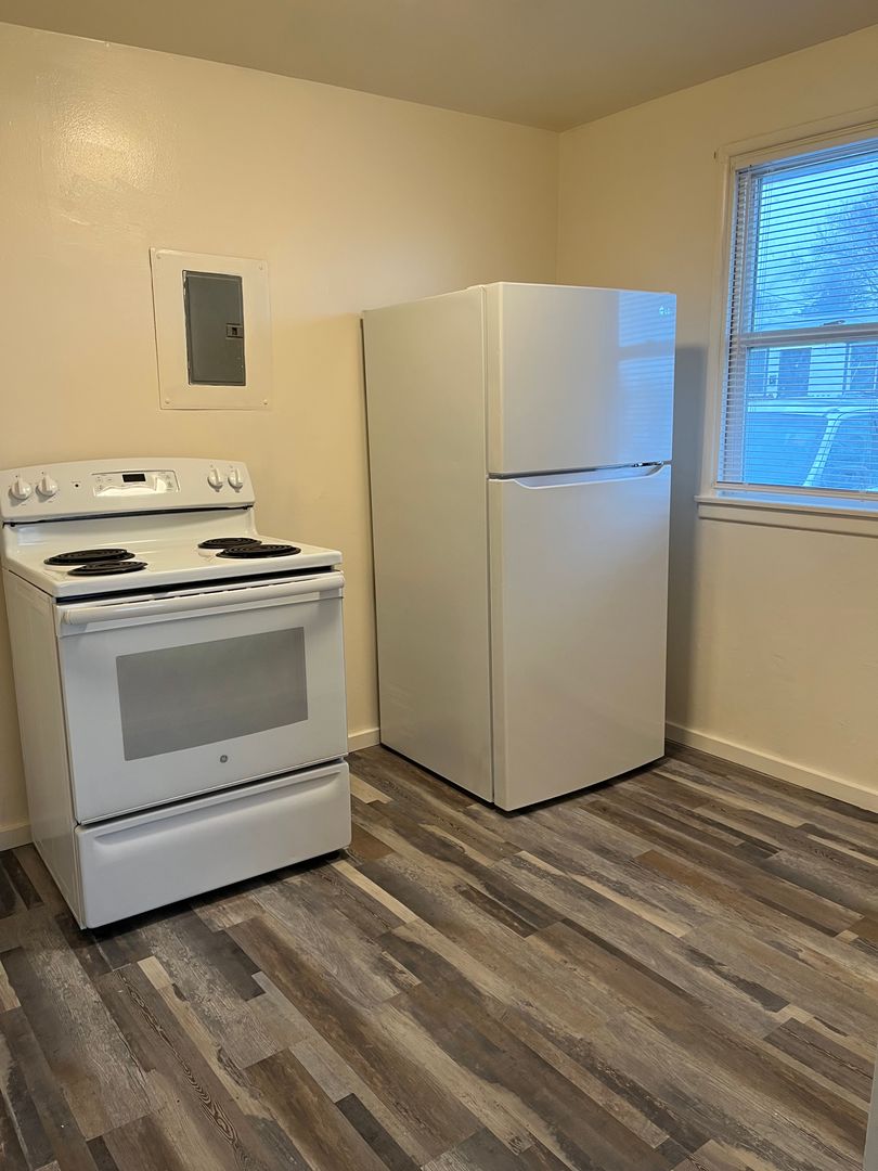 Beautifully Remodeled 1 Bedroom Available 5 of 9