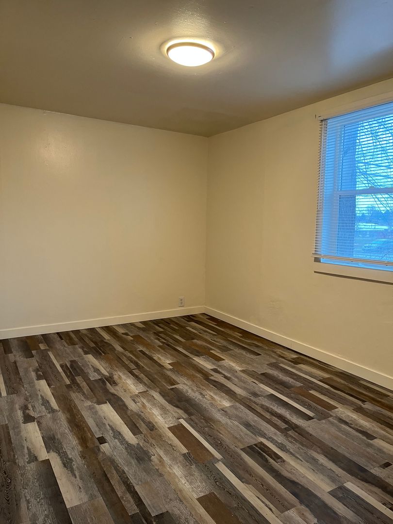 Beautifully Remodeled 1 Bedroom Available 8 of 9