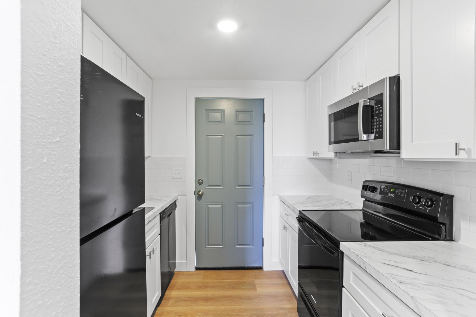 Newly Renovated Studio Available Now! Move In Special Offering 1st Month Move in Credit! 6 of 9