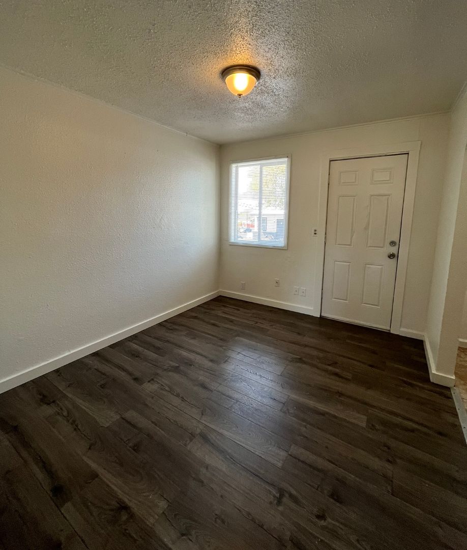 Moses Lake Apartment: 1029 S Division St  - 3