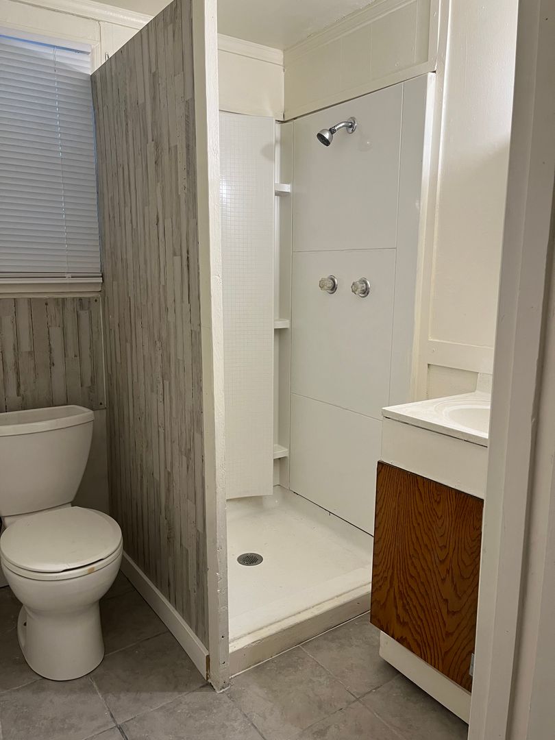 Beautifully Remodeled 1 Bedroom Available 9 of 9