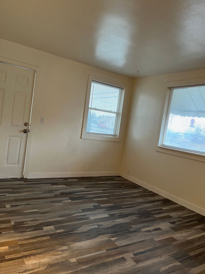 Beautifully Remodeled 1 Bedroom Available 7 of 9