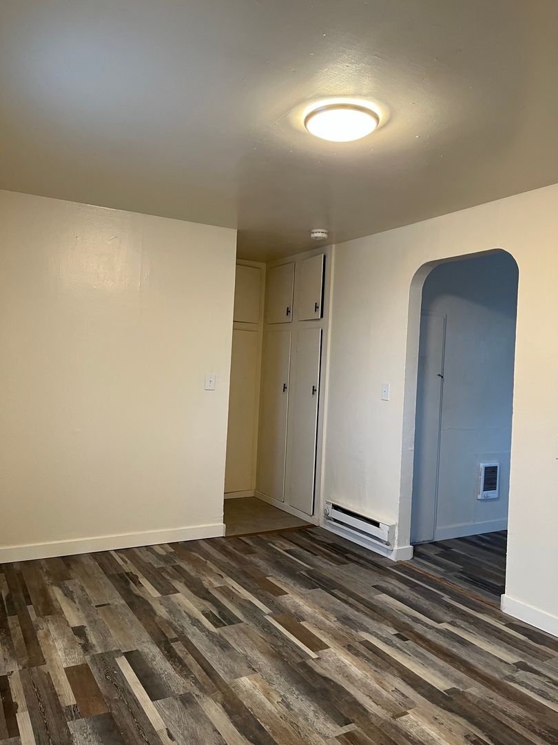 Beautifully Remodeled 1 Bedroom Available 6 of 9