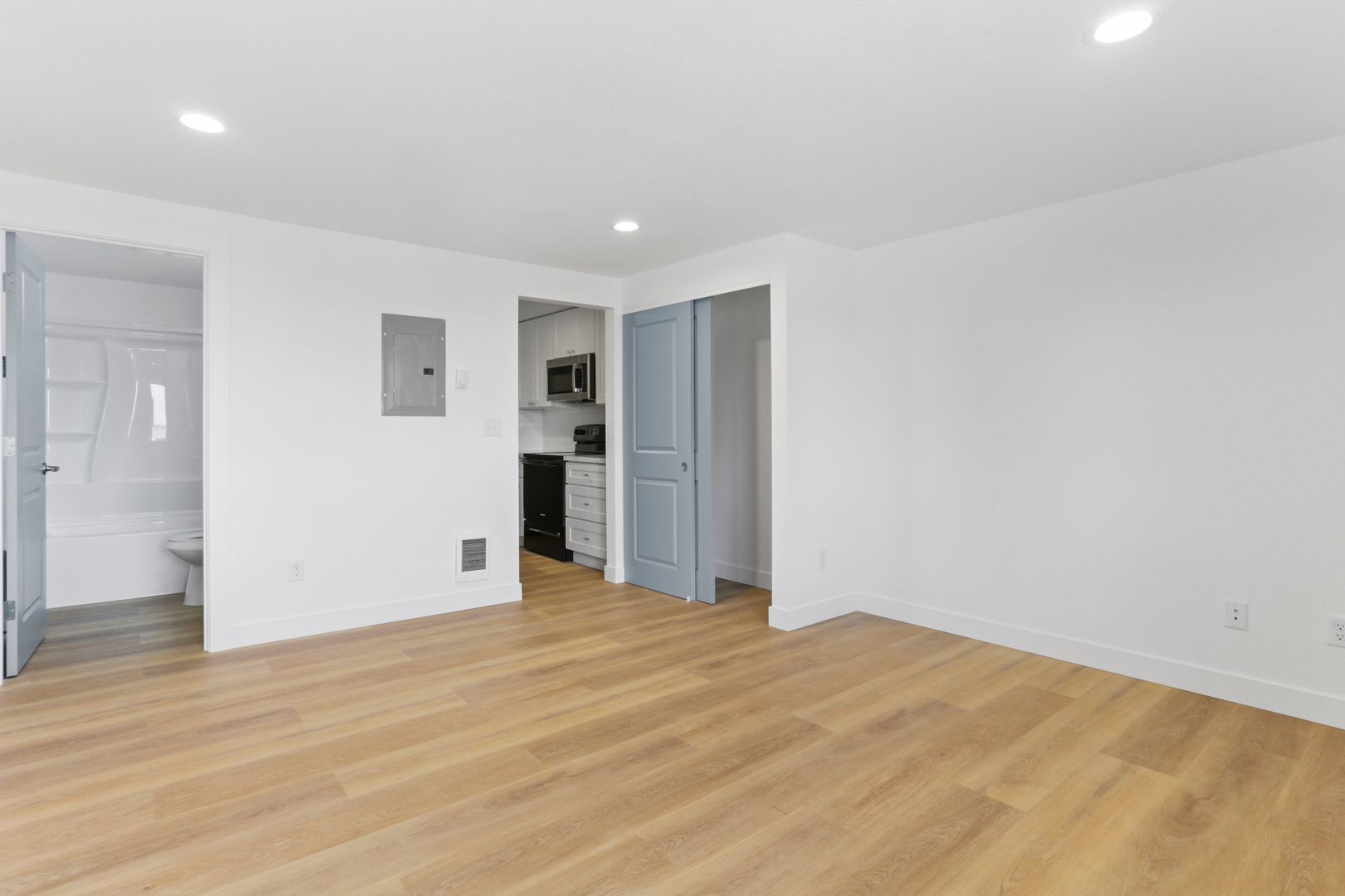 Newly Renovated Studio Available Now! Move In Special Offering 1st Month Move in Credit! 7 of 9