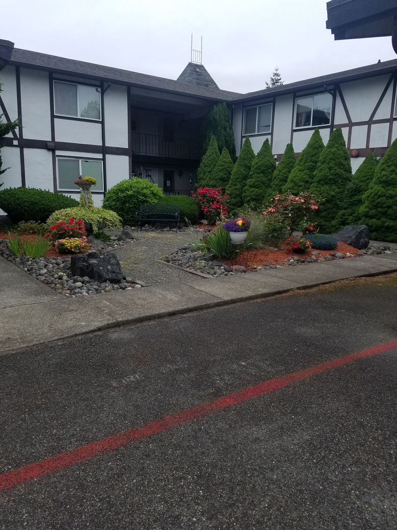 University Place Apartment: 2602-2618 Cascade Pl W