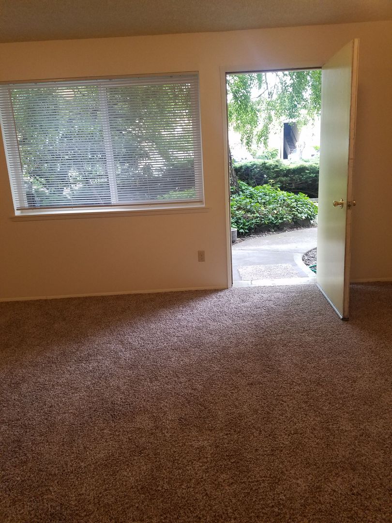 University Place Apartment: 2602-2618 Cascade Pl W