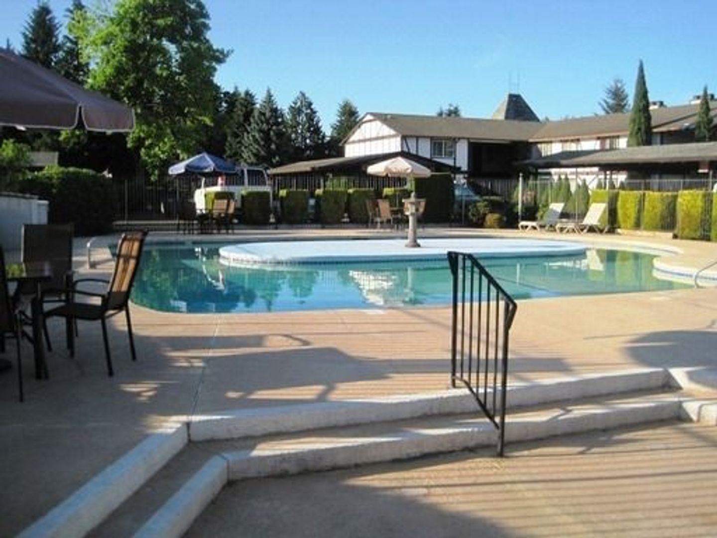 University Place Apartment: 2602-2618 Cascade Pl W