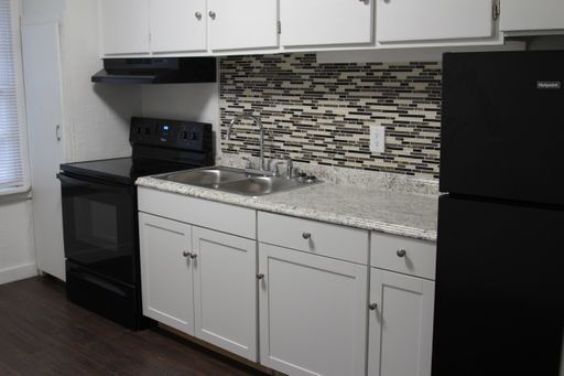 Beautifully Remodeled 1 Bedroom Apartments – photo 1