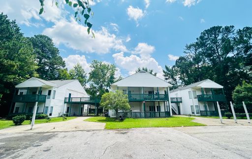 1st Floor, 3 Bed / 2 Bath Apartment – Great Location in Clayton | Near Downtown, Pet-Friendly Unit – photo 1