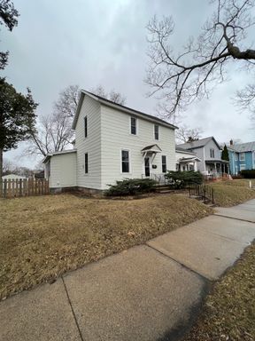 4 Bedroom Single-Family Home with Fenced Yard, Garage & Central Air – photo 1