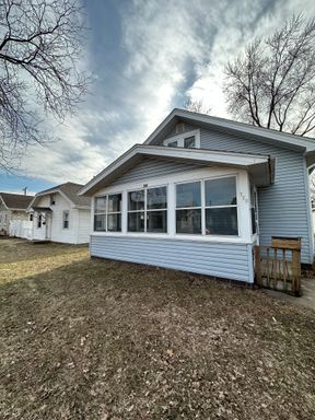 5 Bedroom Home Near UW-La Crosse with Garage & Yard – photo 1
