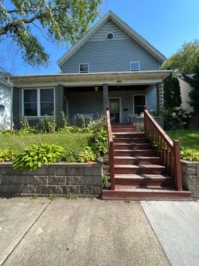 5 Bedroom House Steps from UW-La Crosse – photo 1