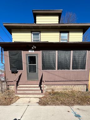 Spacious 4 Bedroom Home Near Viterbo & Downtown La Crosse – Available June 1, 2027 – photo 1