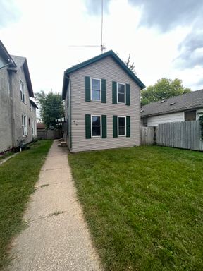 4 Bedroom La Crosse Home with Garage, Fenced Yard & In-Unit Laundry – photo 1