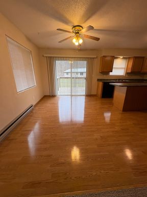 Large 2 Bedroom, 1 Bathroom Upper Duplex In Holmen