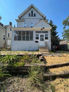 Spacious 5 Bedroom, 2 Bathroom Home Near UW-La Crosse – Available June 1, 2027 – photo 1