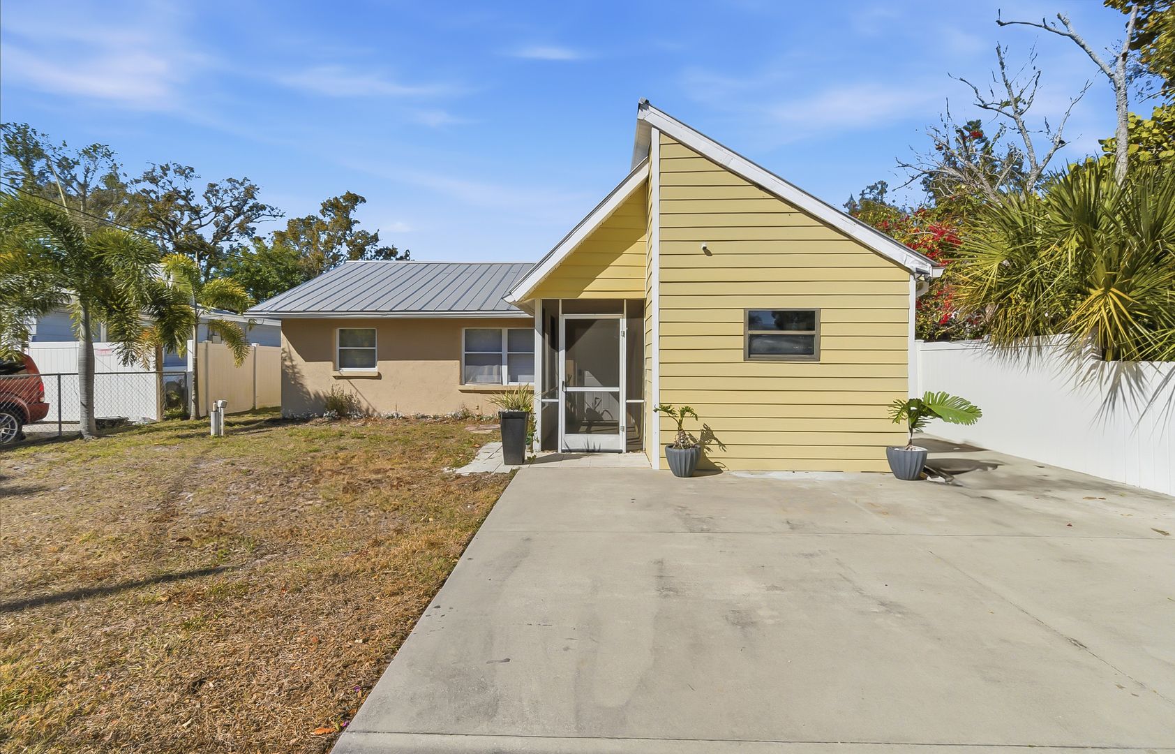 Sarasota House: 305 N Conrad Ave