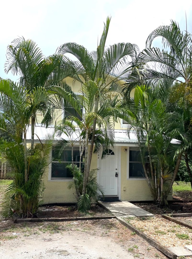 Bradenton Apartment: 1100 13th Ave West