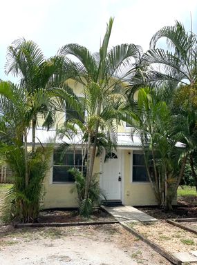 Cozy 2-Bed/1-Bath Two Story Home for Rent in Bradenton!! – photo 1
