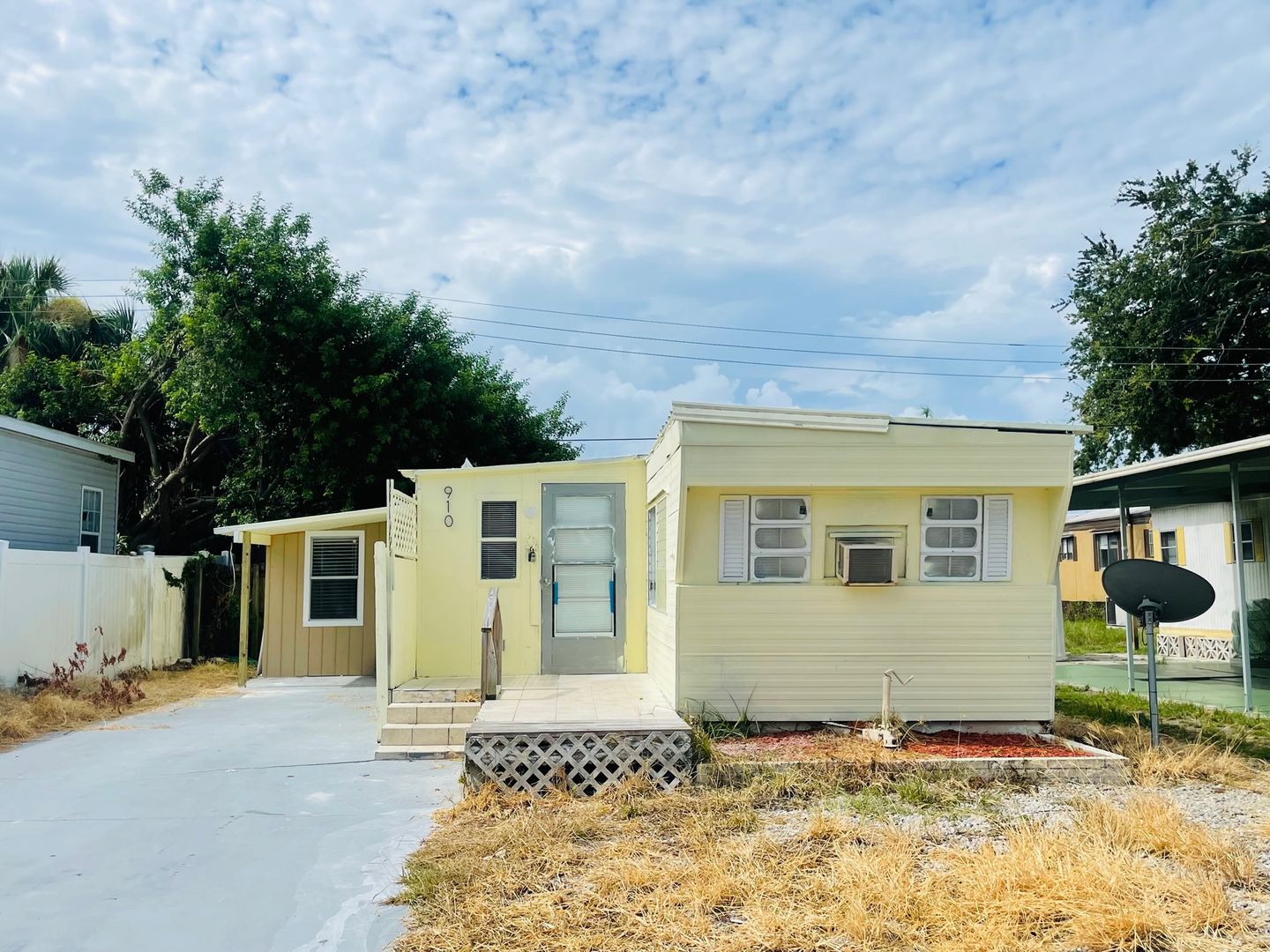 Bradenton Apartment: 910 51st Ave W