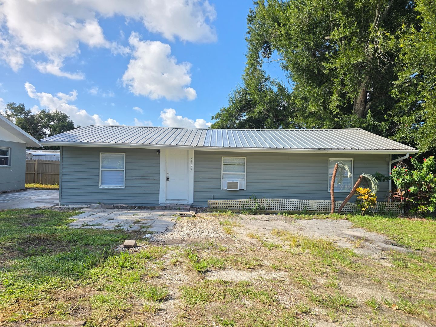 Bradenton Apartment: 5427 16th St E.