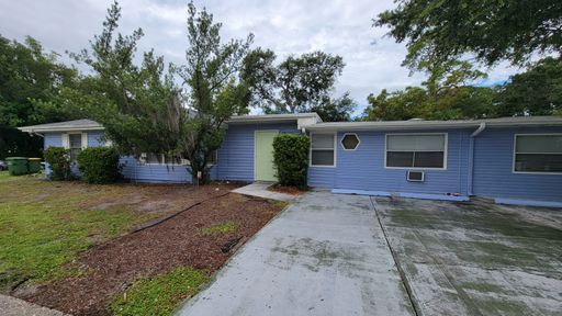 Cozy 3 Bed/1 Bath near Downtown Sarasota ~ Community Pool – photo 1