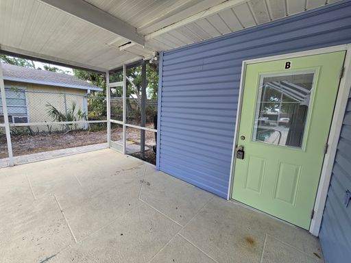Spacious 1 bed/ 1 bath + Den ~ Community Pool – photo 1