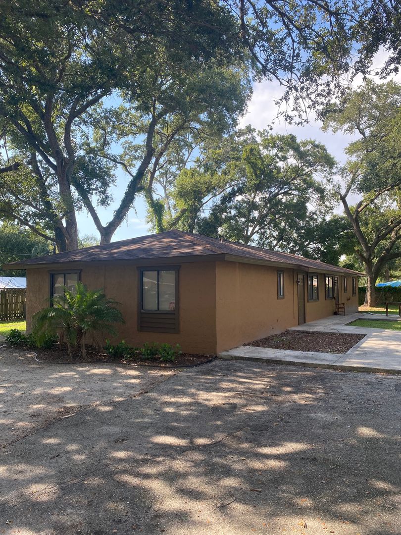 Bradenton Apartment: 709 31st Ave E