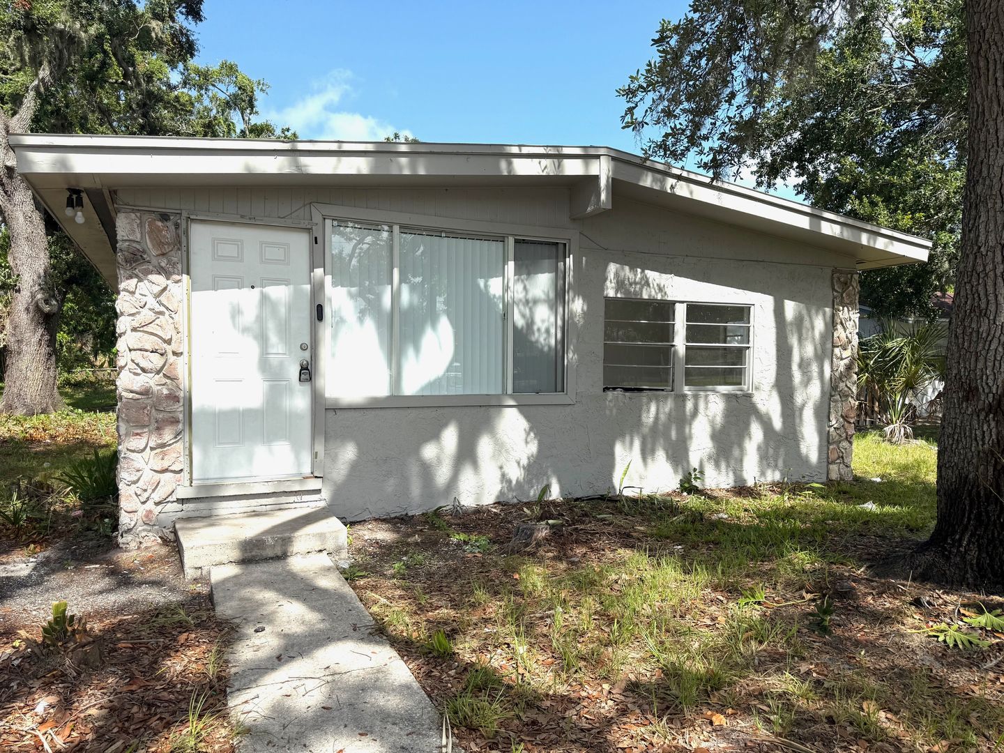 Bradenton Apartment: 910 25th St E