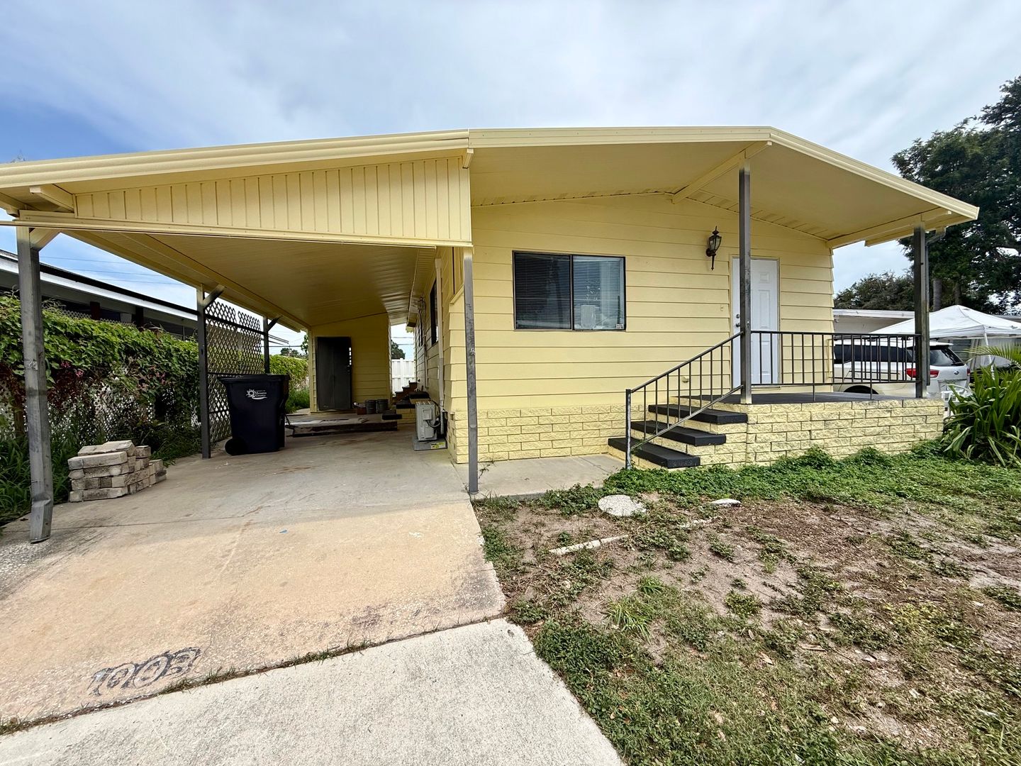Bradenton Apartment: 1003 52nd Ave W