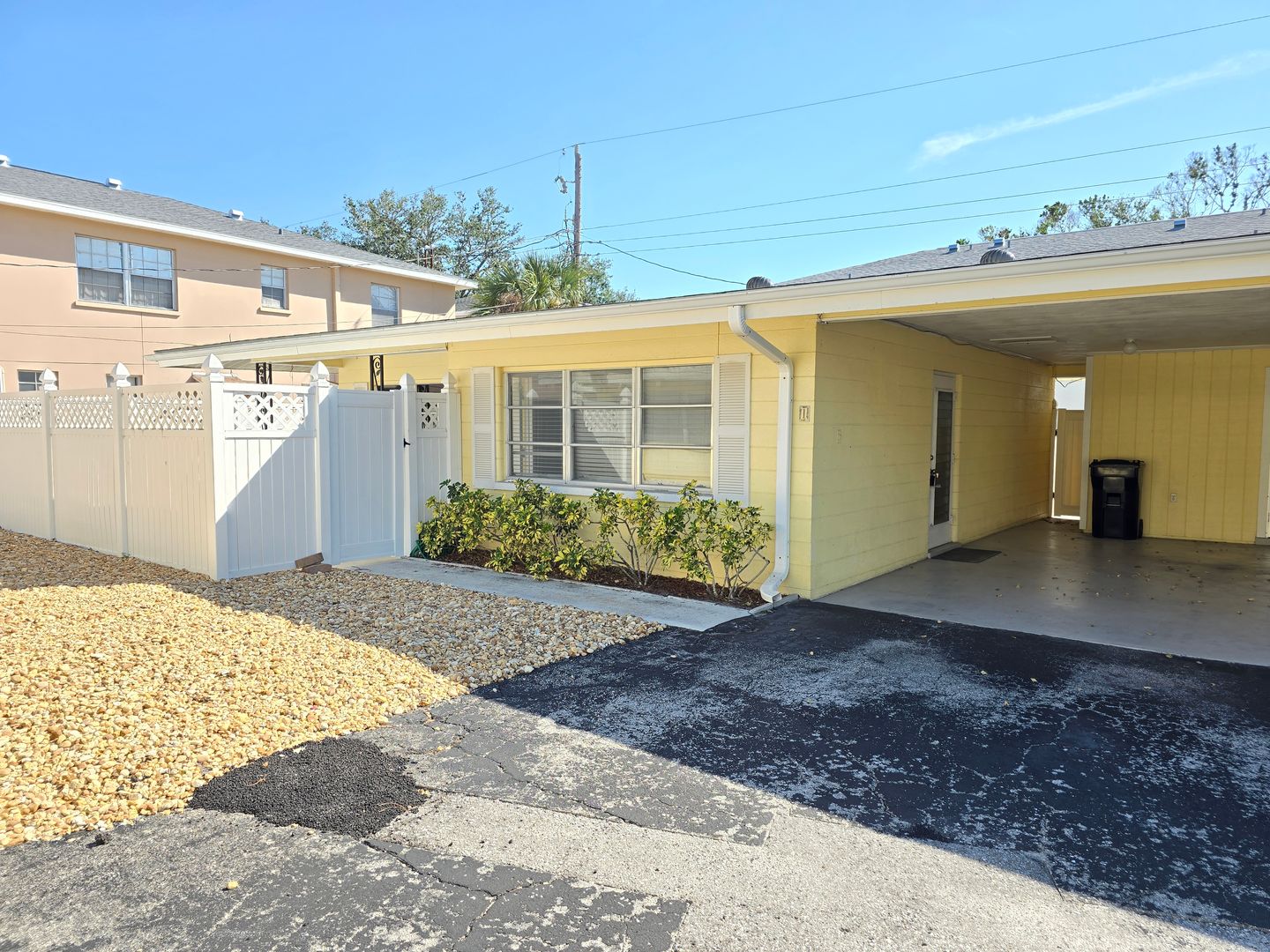 Venice Apartment: 505 Manatee Ct.