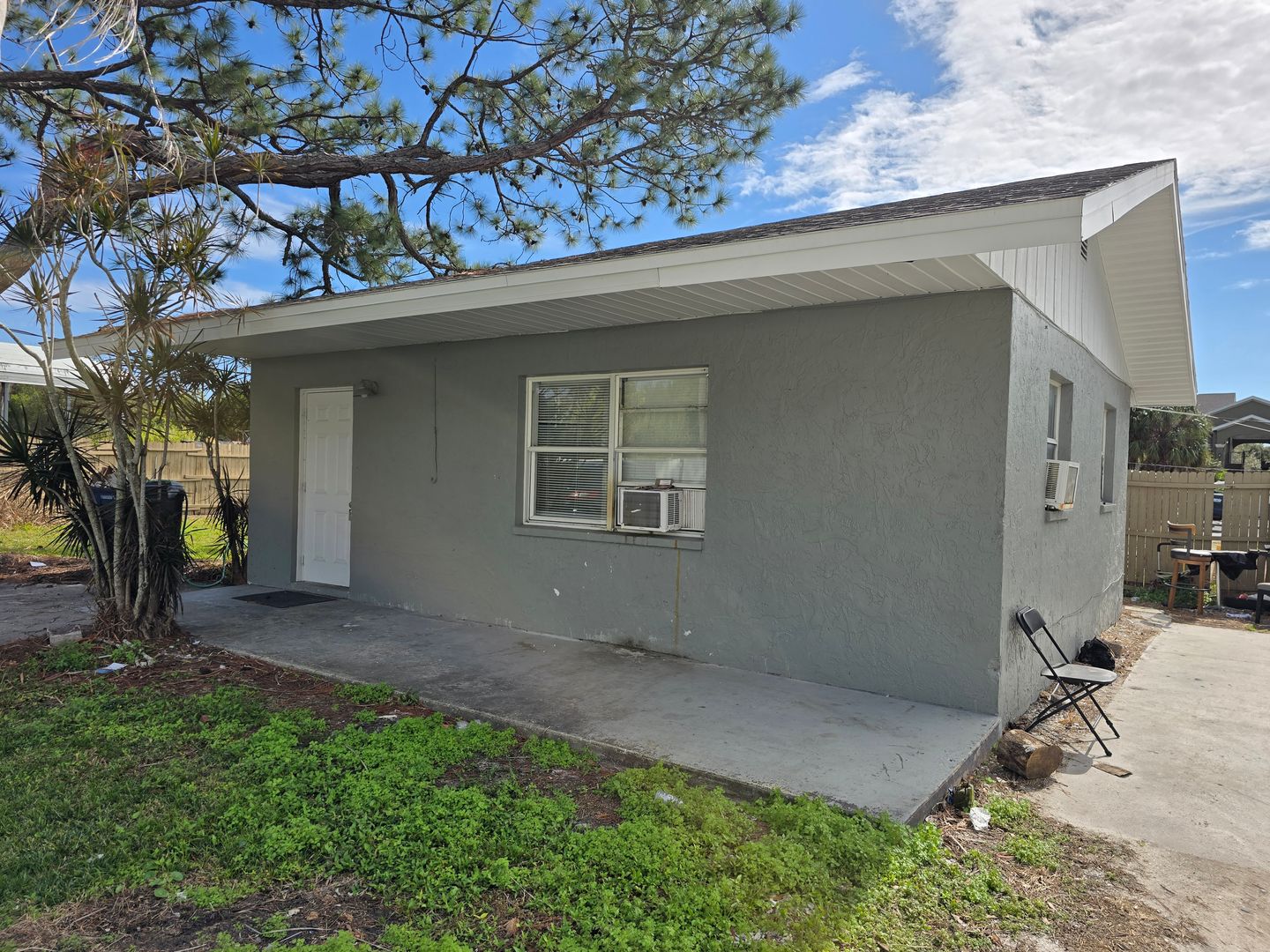 Bradenton Apartment: 5427 16th St E.