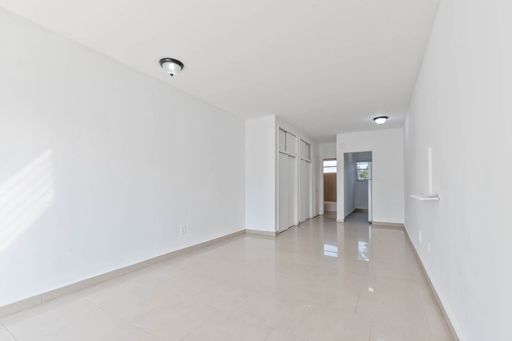 Renovated and bright studio in the heart of South Beach, steps from Lincoln Road – photo 1