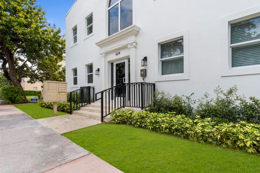 Coral Gables spacious one bedroom unit with an enclosed den – photo 1