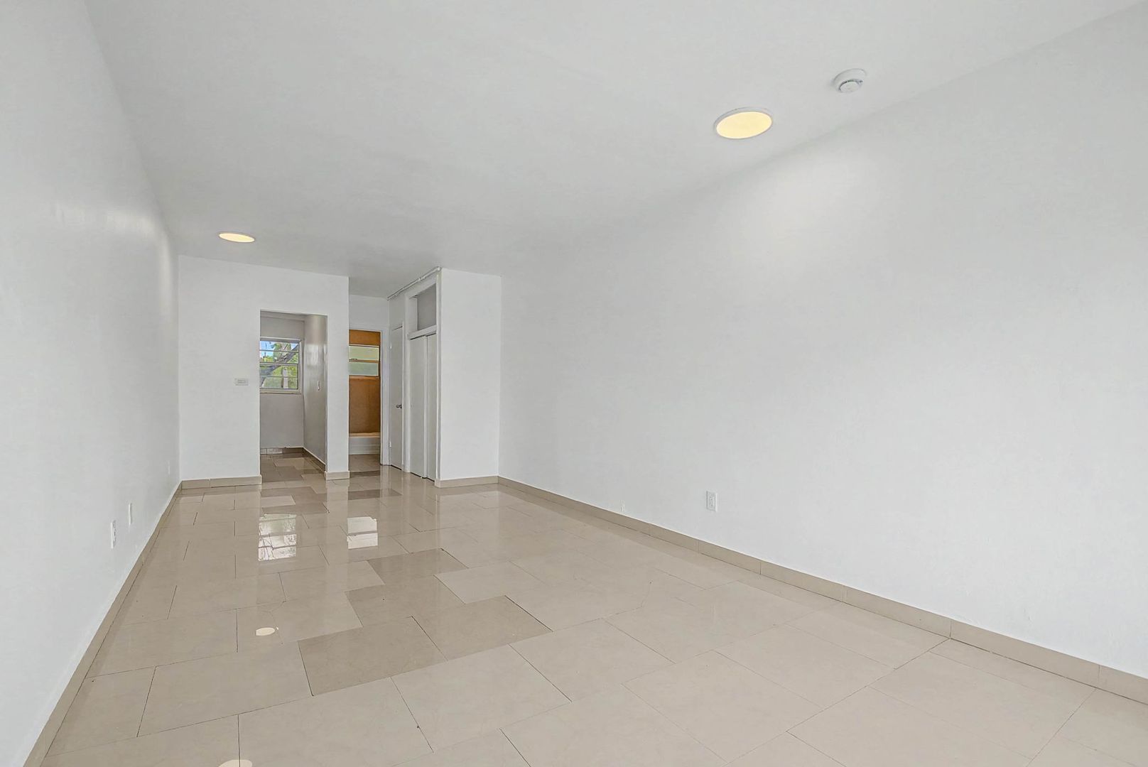 Miami Beach Apartment: 1685 Jefferson Ave