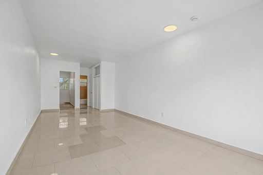 Spacious studio in the heart of South Beach, steps from Lincoln Road – photo 1