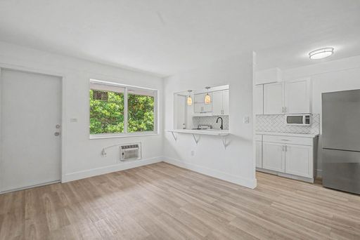 One-bedroom apartment in Little River along 79th Street – photo 1