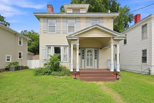 Comfort, Charm, and Convenience in Colonial Heights!