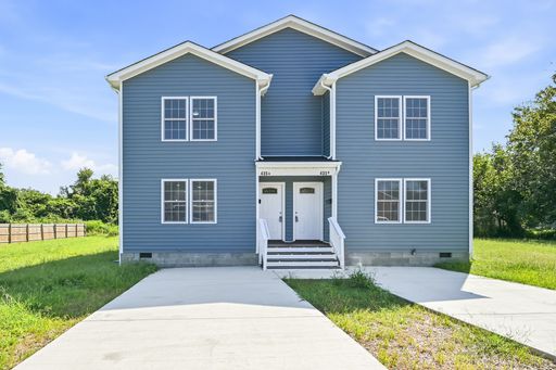 Modern Updates, Spacious Living, Prime Petersburg Location – photo 1