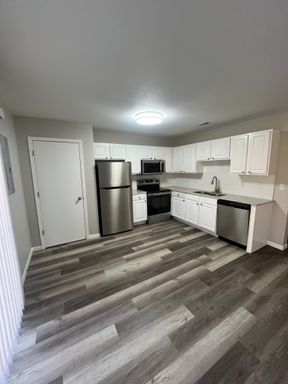 Renovated 4 Bedroom Townhome- Spacious & Modern! – photo 1