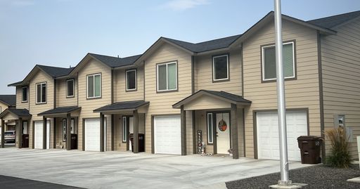Secure now for a October Move In! Townhouse w/ garage, 2 oversized suites w/ private baths, Internet/Cable included, pet friendly – photo 1