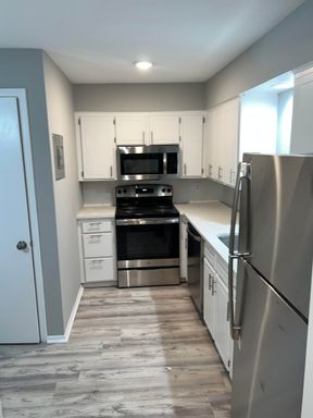 This unit is 2 BED 2 BATH!! Located in the Dundee Area!! – photo 1