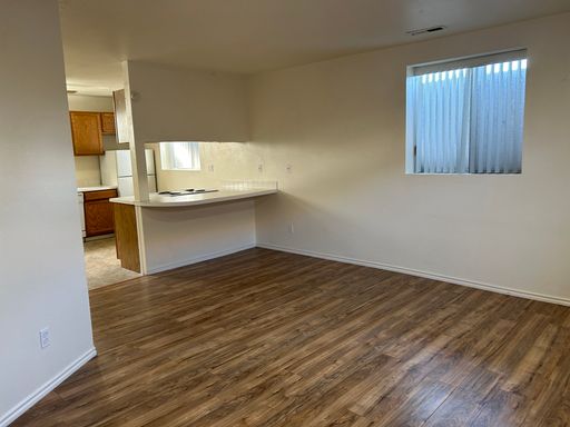 Huge 1 BR Apartment, WSG PAID, Central air, WD hook ups in unit, & more! – photo 1