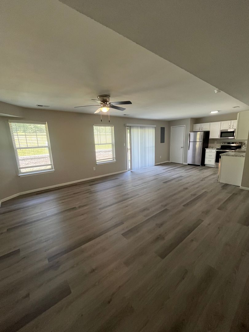 Columbia Townhome: 136 E Old Plank Rd