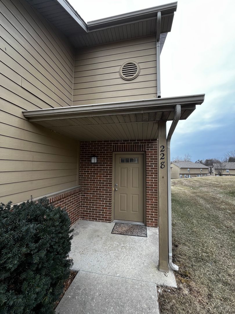 Columbia Townhome: 136 E Old Plank Rd