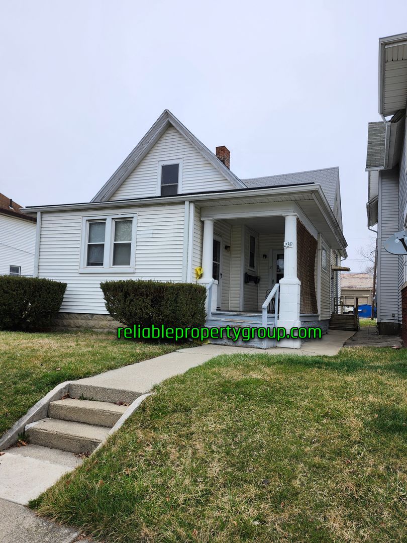 Fort Wayne Apartment: 239 E Woodland Ave